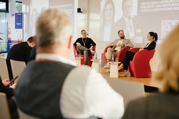 Ernst Panse (Mitte) im Gespräch mit Carolin Kronenberg und Nils Hagenkötter